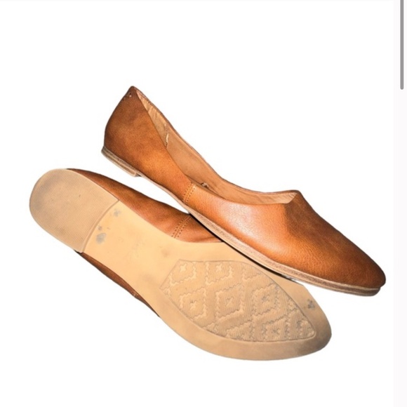 Hill Pointy Toe Flat (Women - Picture 3 of 4